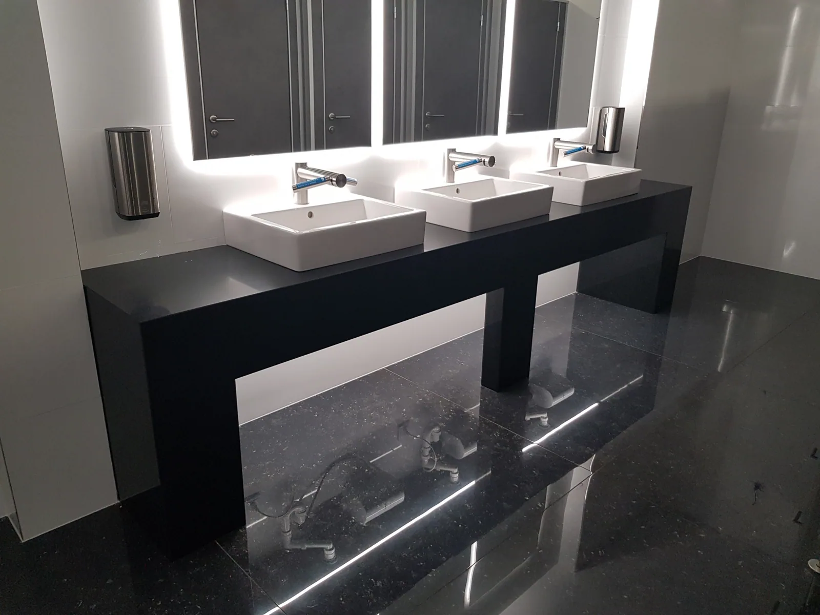 Toaletné pulty na mieru z materiálu Technistone Taurus Black