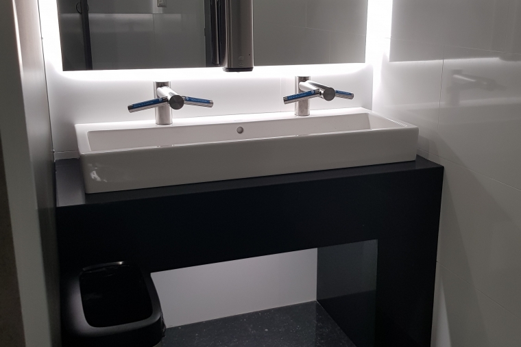 Toaletné pulty Technistone Taurus Black interiér